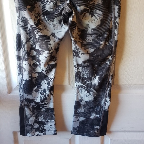 The North Face FLASHDRY Black Gray Floral Crop Leggings Sz L - Picture 6 of 9